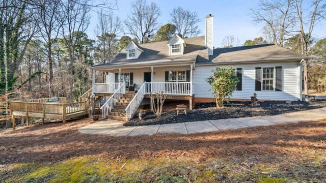 Charming Lakehouse on two acre lot & boat dock